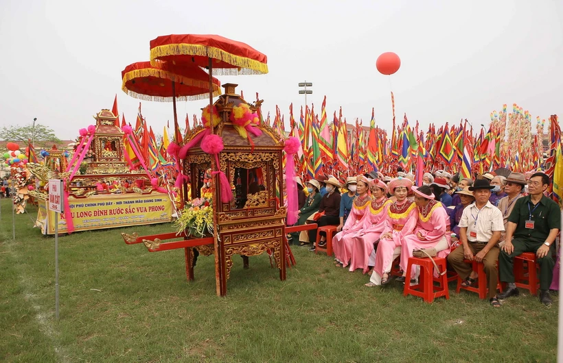 Đông đảo người dân và du khách thập phương thăm quan, trẩy hội Phủ Dầy năm 2023. (Ảnh: TTXVN)