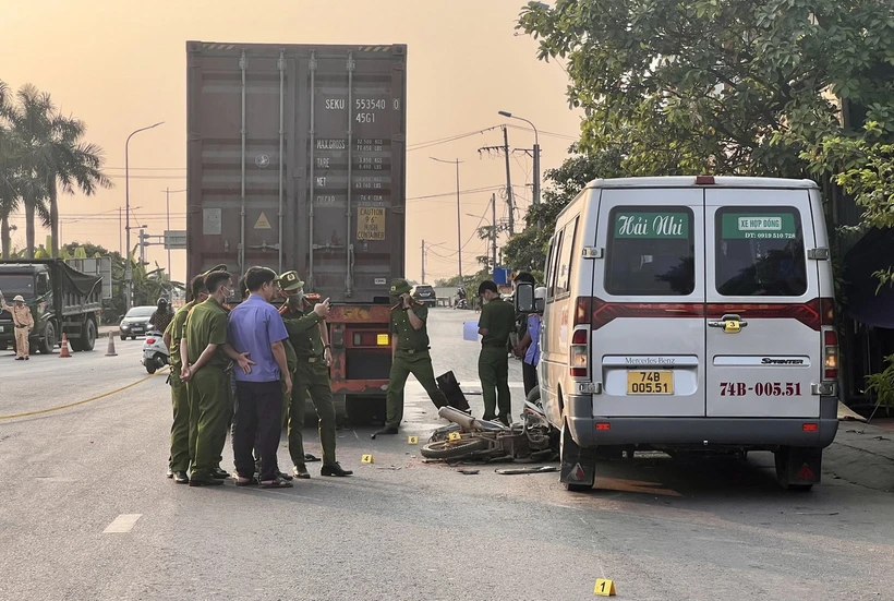 Cơ quan Công an tỉnh Quảng Trị điều tra vụ tai nạn giao thông khiến một thanh niên lái xe môtô tử vong. (Ảnh: Nguyên Linh/TXVN)