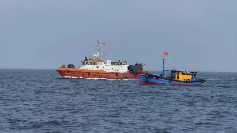 Lực lượng chức năng tuần tra, kiểm soát tàu cá trên biển. (Ảnh: TTXVN phát)