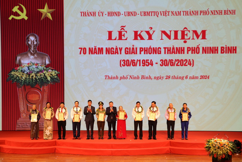 Trao tặng danh hiệu "Công dân thành phố Ninh Bình tiêu biểu" cho 10 cá nhân có thành tích xuất sắc. (Ảnh: Thùy Dung/TTXVN)
