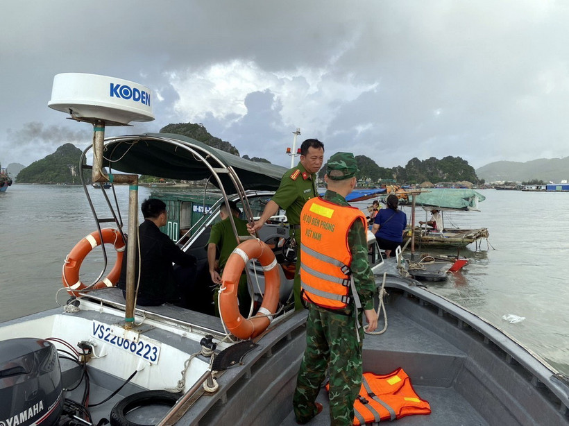 Lực lượng chức năng tham gia tìm kiếm nạn nhân. (Ảnh: TTXVN phát)