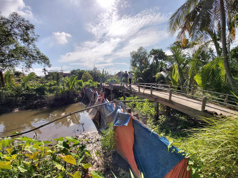 Các đập tạm đã cung cấp nguồn nước ngọt cho gần 1/3 diện tích vườn cây ăn trái, cây giống của huyện Chợ Lách. (Ảnh: Trần Thị Thu Hiền/TTXVN)