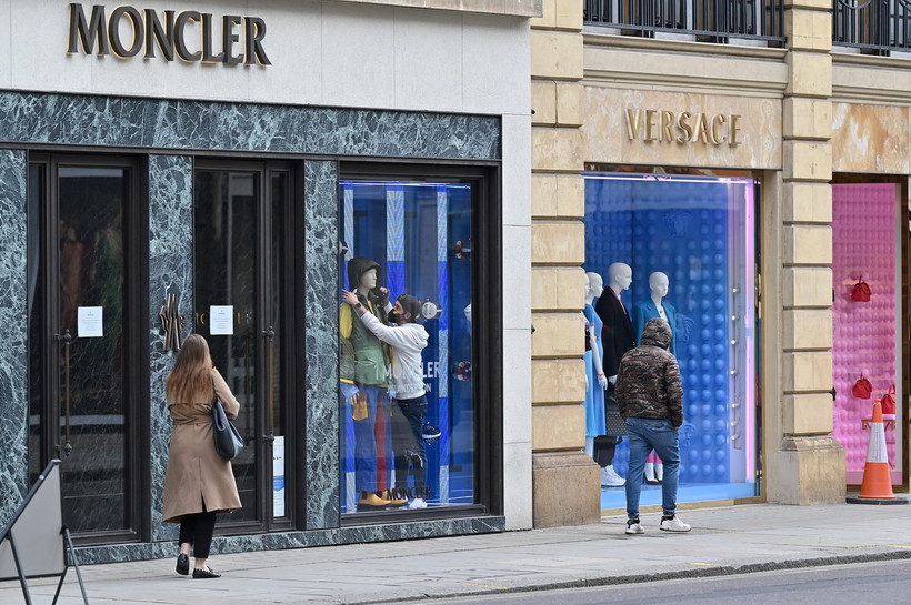 Một cửa hàng của thương hiệu thời trang Moncler ở London, Anh. (Ảnh: AFP/TTXVN)