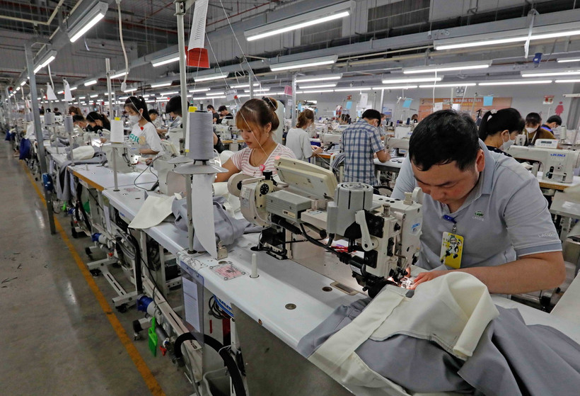 Một dây chuyền may hàng xuất khẩu. (Ảnh: Trần Việt/TTXVN)