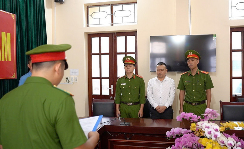 Cơ quan Cảnh sát Điều tra đọc quyết định khởi tố vụ án, khởi tố bị can và lệnh bắt tạm giam đối với Bùi Thái Hoàng - giữa. (Ảnh: TTXVN phát)