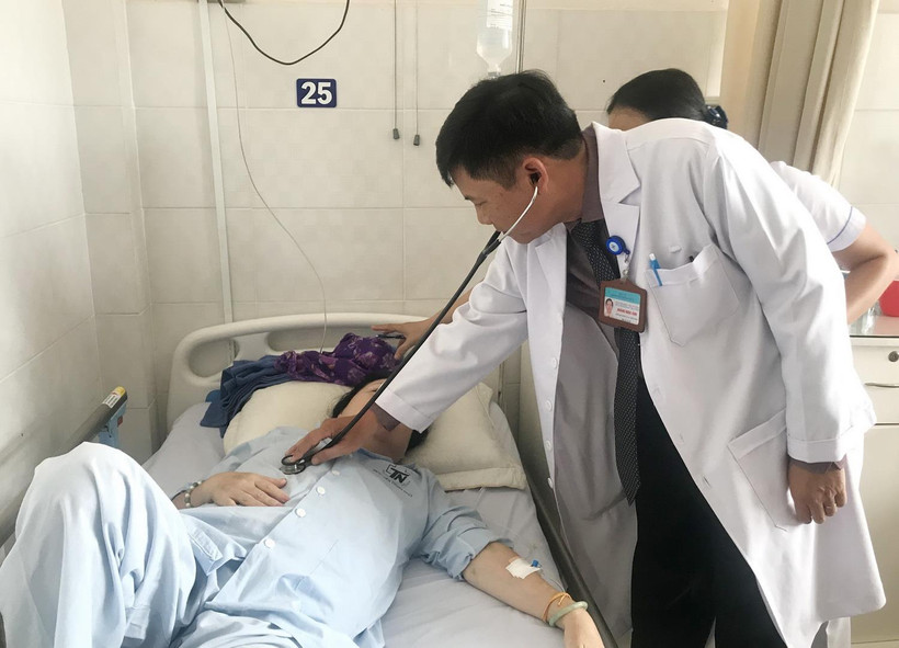 Một nữ bệnh nhân bị nhiễm toan lactic nặng đang điều trị tại Bệnh viện Thống Nhất sau khi uống viên tiểu đường hoàn bị Bộ Y tế cấm lưu hành. (Ảnh: Đinh Hằng/TTXVN)