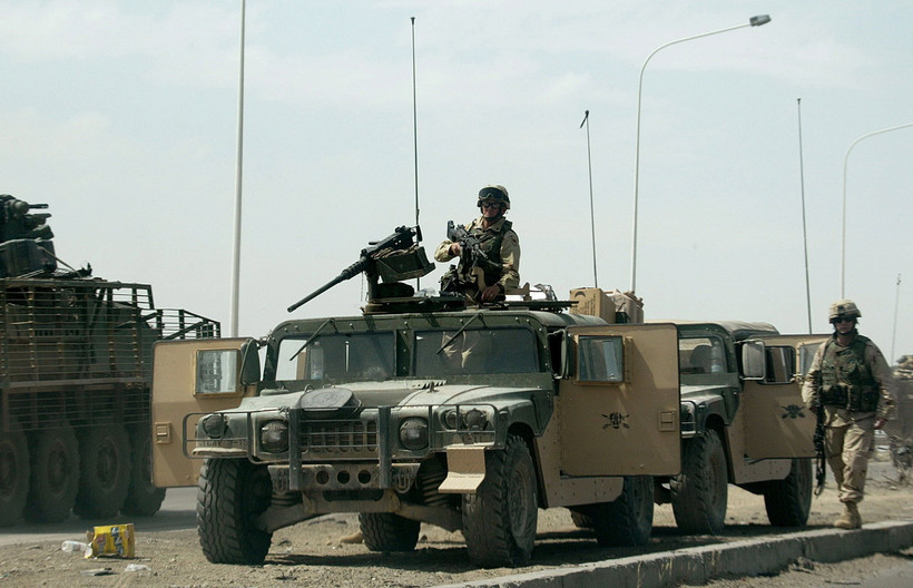 Binh sỹ Mỹ gác trên tuyến cao tốc dẫn tới khu vực al-Taji, cách thủ đô Baghdad 20km về phía Bắc. (Ảnh: AFP/TTXVN)