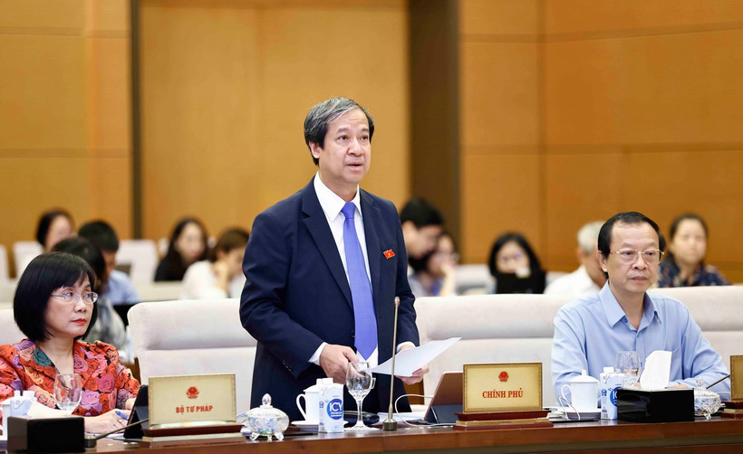 Bộ trưởng Bộ Giáo dục và Đào tạo Nguyễn Kim Sơn trình bày tóm tắt tờ trình. (Ảnh: Doãn Tấn/TTXVN)