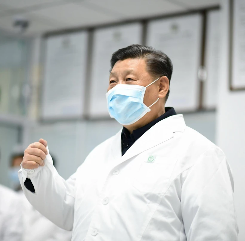 Chủ tịch Trung Quốc Tập Cận Bình đến kiểm tra một trung tâm phòng và kiểm soát bệnh dịch ở Bắc Kinh, Trung Quốc, ngày 10/2 vừa qua. (Ảnh: THX/TTXVN)