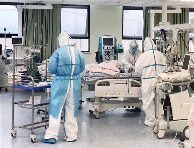 Nhân viên y tế Trung Quốc điều trị cho bệnh nhân 14 tháng tuổi bị nhiễm dịch viêm đường hô hấp cấp COVID-19 tại bệnh viện dã chiến ở Vũ Hán, tỉnh Hồ Bắc. (Ảnh: THX/TTXVN)