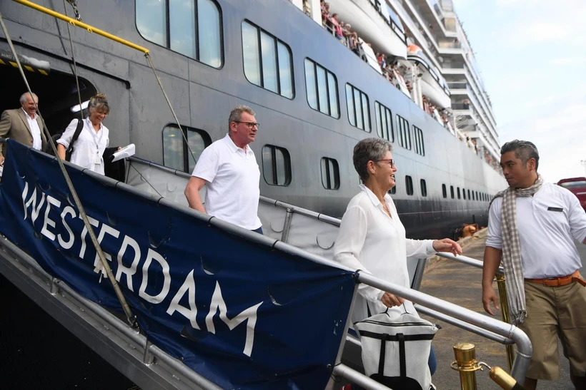 Hành khách lên bờ sau khi tàu MS Westerdam cập cảng Sihanoukville, Campuchia, ngày 14/2. (Ảnh: AFP/TTXVN)