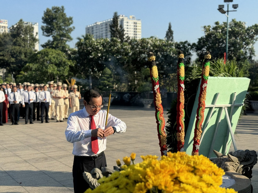 Ông Nguyễn Văn Nên, Ủy viên Bộ Chính trị, Bí thư Thành ủy Thành phố Hồ Chí Minh, dâng hương tại Nghĩa trang Liệt sỹ Thành phố Hồ Chí Minh (Đồi không tên, thành phố Thủ Đức). (Ảnh: Thu Hương/TTXVN)