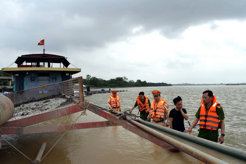 Tàu khai thác cát trái phép trên sông Hồng, đoạn qua xã Tân Hưng, thành phố Hưng Yên. (Ảnh: TTXVN phát)
