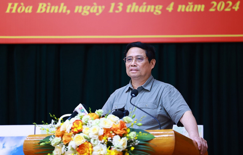 Thủ tướng Phạm Minh Chính phát biểu tại cuộc làm việc với Ban Thường vụ Tỉnh ủy Hòa Bình. (Ảnh: Dương Giang/TTXVN)