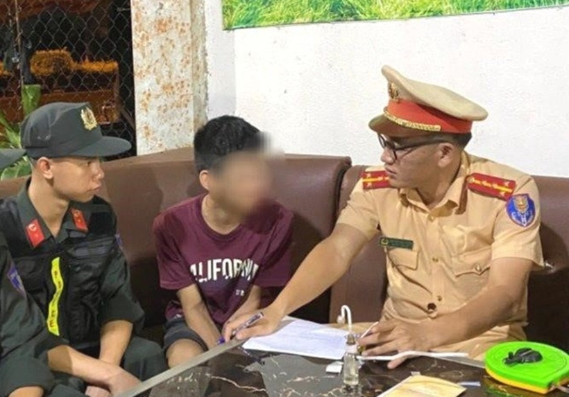 Tài xế Nguyễn Phước Trường làm việc với cơ quan chức năng. (Ảnh: Công an cung cấp)