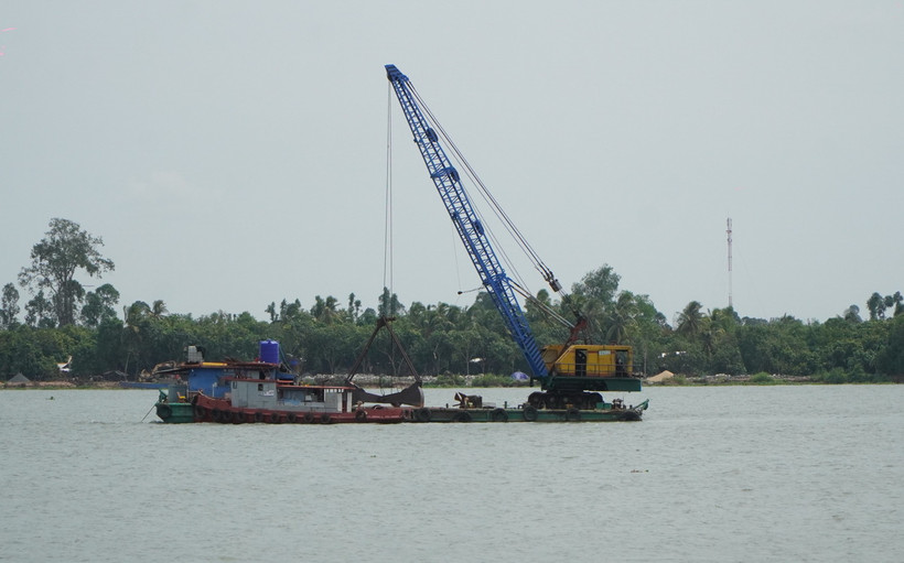 Phương tiện khai thác cát phục vụ thi công cao tốc ở xã Tân Khánh Trung, huyện Lấp Vò (Đồng Tháp) phải tạm ngưng hoạt động. (Ảnh: Nhựt An/TTXVN)