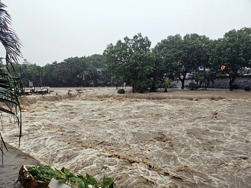 Mưa lớn gây ngập lụt tại thành phố Uông Bí, tỉnh Quảng Ninh. (Ảnh: Thanh Hương/TTXVN phát)