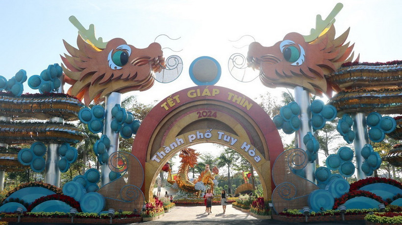 Cổng “Lưỡng long chầu nguyệt” tại đường hoa xuân Phú Yên. (Ảnh: Xuân Triệu/TTXVN)