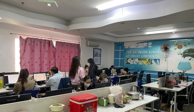 Khu vực tầng 6 tòa nhà có 01 phòng không biển hiệu, có dán dòng chữ “Không phận sự miễn vào,” bên trong các nhân viên đang thực hiện tư vấn, quảng cáo các dịch vụ khám bệnh, chữa bệnh cho dân trên các trang mạng xã hội. (Nguồn: Sở Y tế TP Hồ Chí Minh)