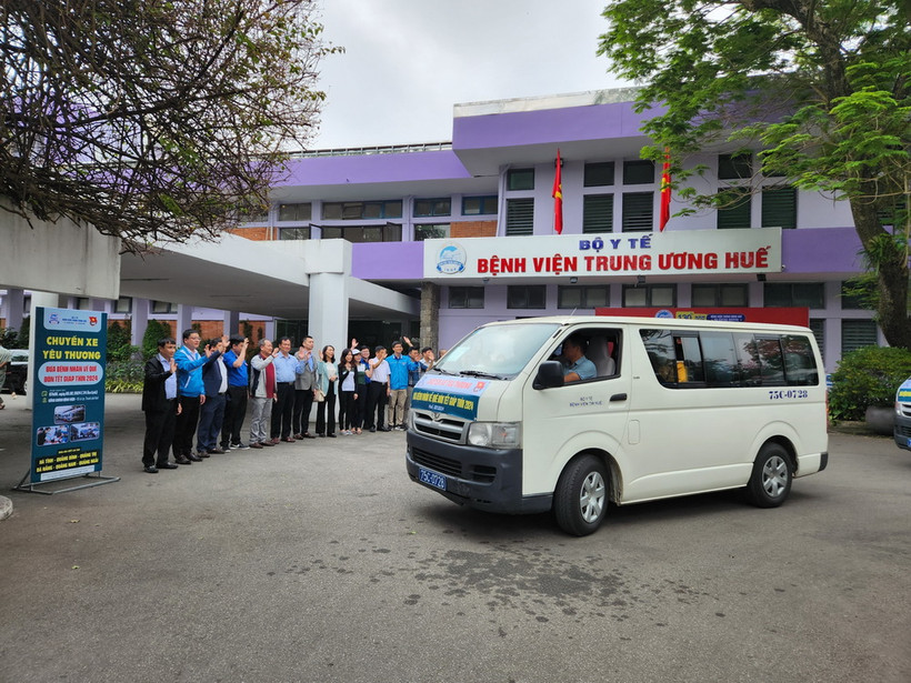 Đội ngũ y bác sỹ Bệnh viện Trung ương Huế chào tạm biệt bệnh nhân về quê đón Tết. (Ảnh: Mai Trang/TTXVN)