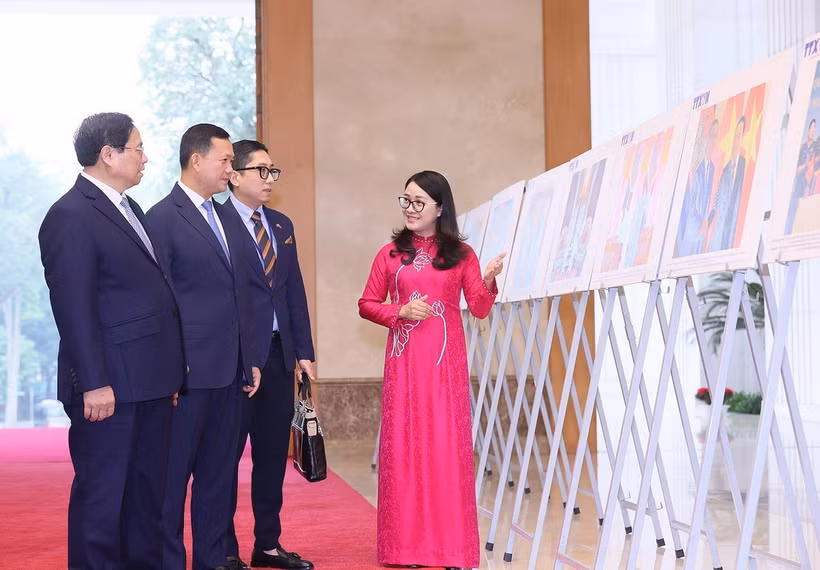 Sáng 11/12, tại Trụ sở Chính phủ, Thủ tướng Phạm Minh Chính và Thủ tướng Campuchia Samdech Thipadei Hun Manet tham quan Trưng bày một số hình ảnh tiêu biểu về quan hệ giữa hai nước, do Thông tấn xã Việt Nam thực hiện. (Ảnh: Dương Giang/TTXVN) 