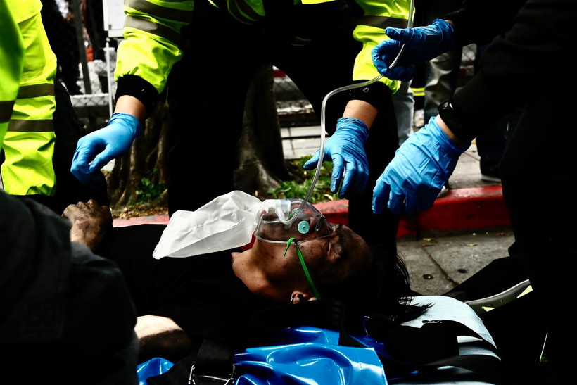 Lực lượng cứu hộ sơ tán nạn nhân tại hiện trường vụ hỏa hoạn ở quán karaoke tại Đài Loan, Trung Quốc ngày 26/4.( Ảnh: AFP/TTXVN)