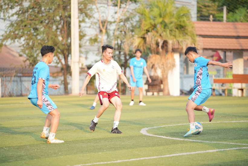 Pha tranh bóng của cầu thủ tại giải đấu. (Ảnh: Đỗ Bá Thành/TTXVN)