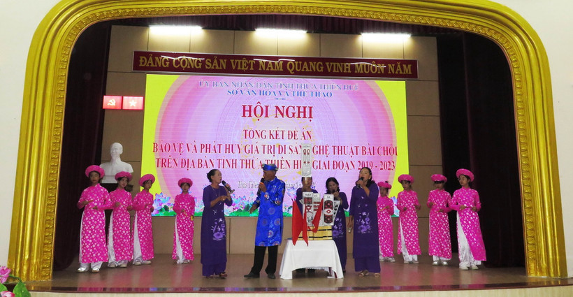 Trình diễn di sản nghệ thuật Bài Chòi. (Ảnh: Tường Vi/TTXVN)