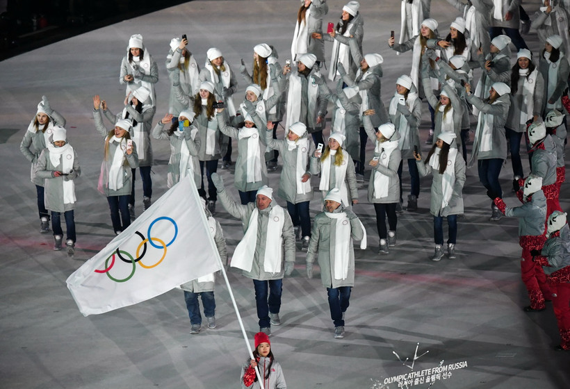 Đoàn vận động viên Ủy ban Olympic Nga diễu hành tại lễ khai mạc Thế vận hội mùa Đông Pyeongchang 2018 ở Hàn Quốc. (Ảnh: AFP/TTXVN)