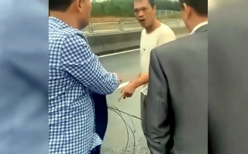 Ông Phạm Văn Sỹ căng dây chắn ngang đường cao tốc Tuyên Quang-Phú Thọ gây nguy hiểm cho các phương tiện lưu thông trên tuyến. (Ảnh cắt từ clip trên trang mạng xã hội)