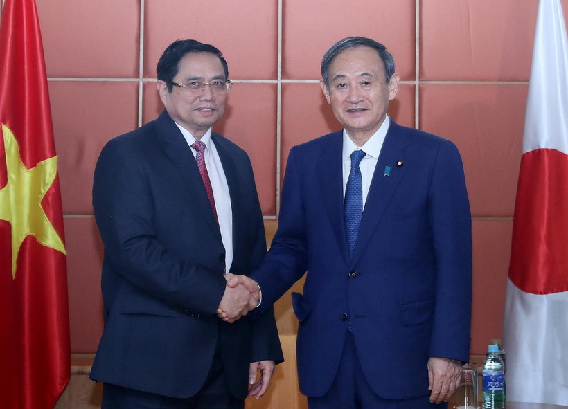 Thủ tướng Nhật Bản Suga Yoshihide với Ủy viên Bộ Chính trị, Bí thư Trung ương Đảng, Trưởng Ban Tổ chức Trung ương Phạm Minh Chính, Chủ tịch Nhóm Nghị sỹ hữu nghị Việt - Nhật. (Ảnh: Lâm Khánh/TTXVN)