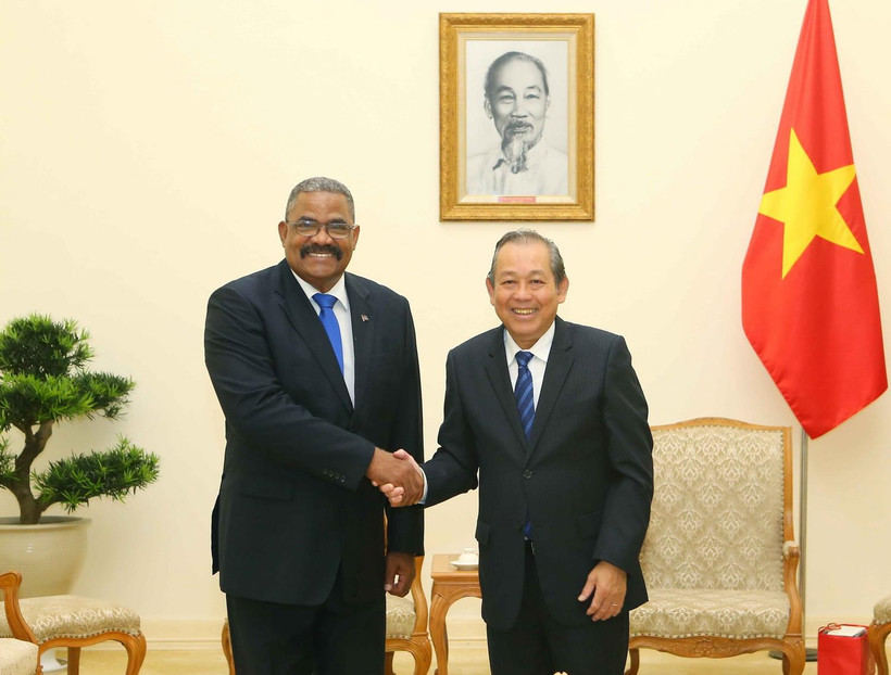 Phó Thủ tướng Thường trực Trương Hòa Bình và Chánh án Tòa án nhân dân tối cao Cuba Rubén Remigio Ferro. (Ảnh: Doãn Tấn/TTXVN)