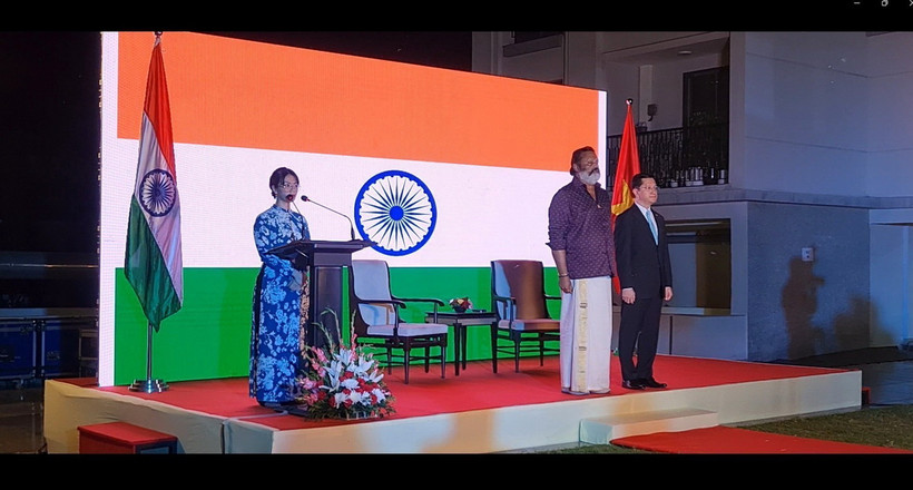 Đại sứ Nguyễn Thanh Hải và Quốc vụ khanh Dầu mỏ, Khí đốt và Du lịch Ấn Độ Suresh Gopi thực hiện nghi lễ chào cờ. (Ảnh: Ngọc Thúy/TTXVN)