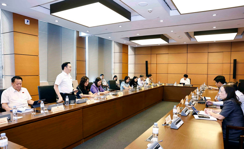 Đoàn đại biểu Quốc hội các tỉnh Hà Nam, Thanh Hóa và Trà Vinh thảo luận ở tổ. (Ảnh: Doãn Tấn/TTXVN)