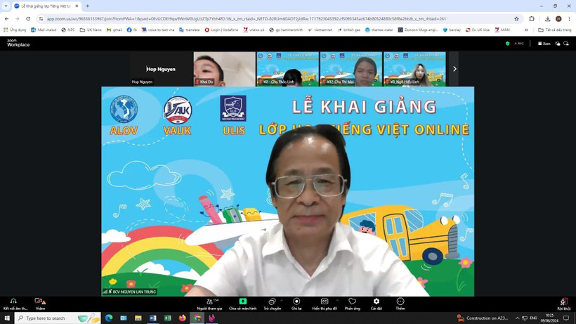 Phó Giáo sư-Tiến sỹ Nguyễn Lân Trung, Chủ tịch Hội Ngôn ngữ học Việt Nam, tác giả biên soạn giáo trình dạy tiếng Việt cho người Việt ở nước ngoài, chia sẻ kinh nghiệm dạy và học tiếng Việt tại lễ khai giảng. (Ảnh: Minh Hợp/TTXVN)