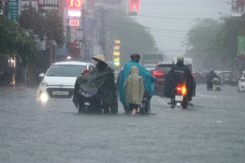 Mưa lớn gây ngập úng nhiều tuyến đường. (Ảnh: Hoàng Ngọc/TTXVN)