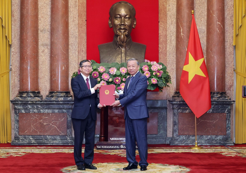 Tổng Bí thư, Chủ tịch nước Tô Lâm trao Quyết định bổ nhiệm Đại sứ Việt Nam tại nước ngoài cho ông Phạm Thanh Bình. (Ảnh: Lâm Khánh/TTXVN)