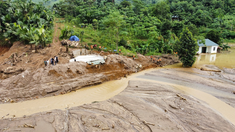 Khu vực tìm kiếm nạn nhân ở Làng Nủ rất rộng do nhiều điểm sạt lở rộng, dài, gây khó khăn cho lực lượng chức năng. (Ảnh: Hoàng Hiếu/TTXVN)