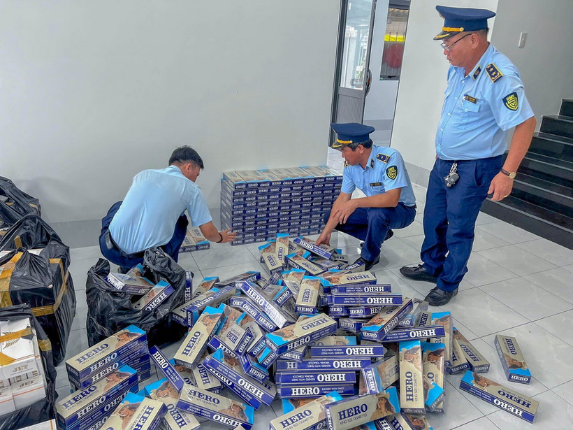 Đội Quản lý thị trường số 4, Cục Quản lý thị trường thành phố. Cần Thơ, kiểm đếm số thuốc lá lậu phát hiện trên xe ôtô. (Ảnh: TTXVN phát)