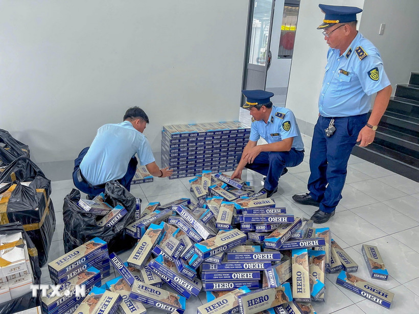 Một vụ buôn lậu thuốc lá bị thu giữ. (Nguồn: TTXVN)