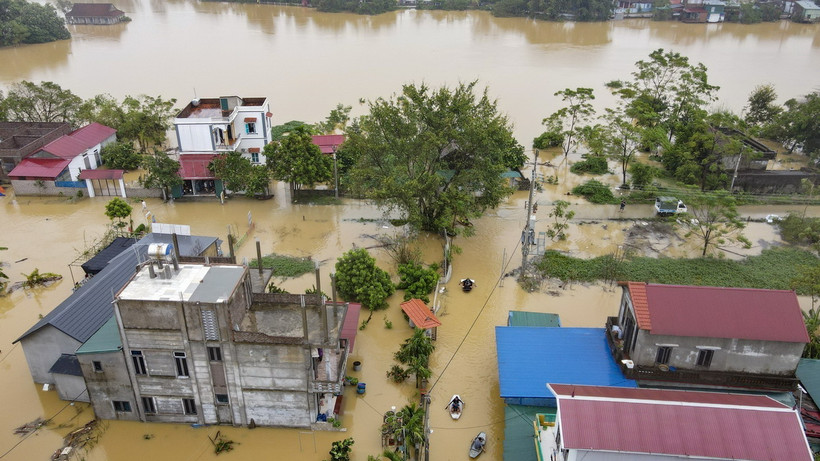 Thôn Nhân Lý (xã Nam Phương Tiến, huyện Chương Mỹ) ngập chìm trong nước. (Ảnh: Hoài Nam/TTXVN)
