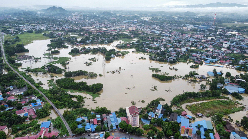 Nước bắt đầu rút nhưng nhiều tuyến đường ở thành phố Thái Nguyên vẫn ngập (ảnh chụp lúc 6 giờ 45 ngày 11/9). (Ảnh: Hoàng Hiếu/TTXVN)