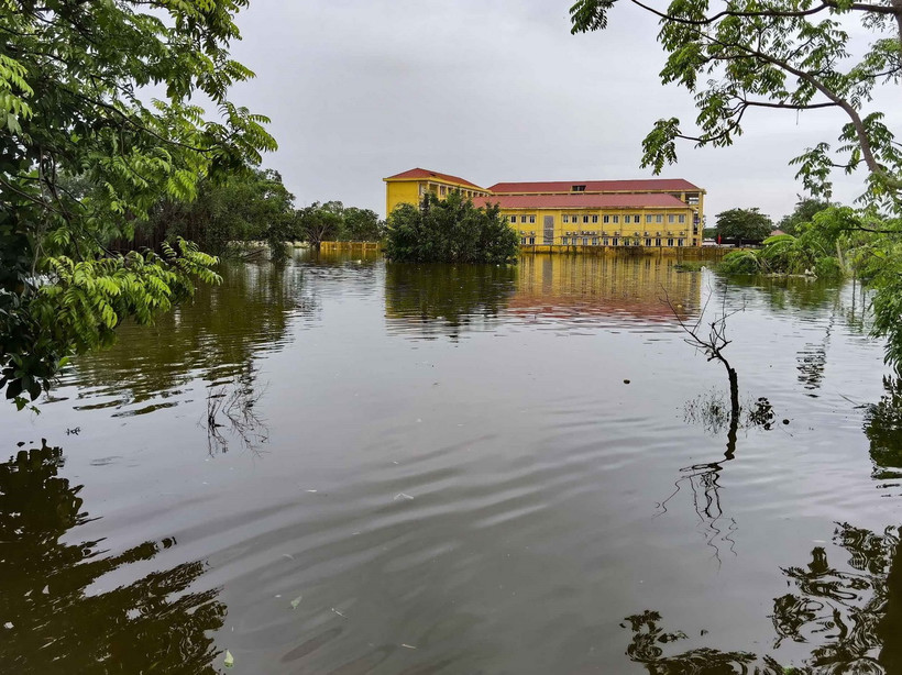 Trường THCS Liên Ninh, huyện Thanh Trì (Hà Nội), bị nước bao vây tứ phía, học sinh không thể tới trường. (Ảnh: Thanh Tùng/TTXVN)
