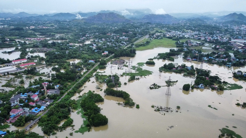 Phường Quang Vinh, thành phố Thái Nguyên vẫn bị nước chia cắt (ảnh chụp lúc 6 giờ 50 ngày 11/9). (Ảnh: Hoàng Hiếu/TTXVN)