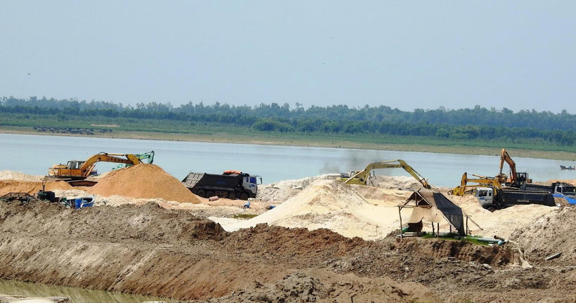 Khai thác cát trong hồ Dầu Tiếng. (Ảnh: Thanh Tân/TTXVN)