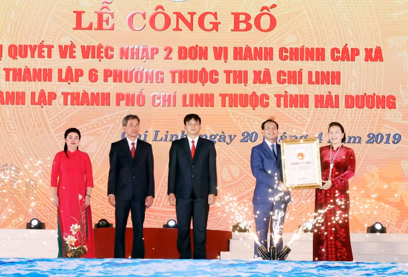 Chủ tịch Quốc hội Nguyễn Thị Kim Ngân trao Nghị quyết thành lập thành phố Chí Linh cho lãnh đạo thành phố. (Ảnh: Trọng Đức/TTXVN)