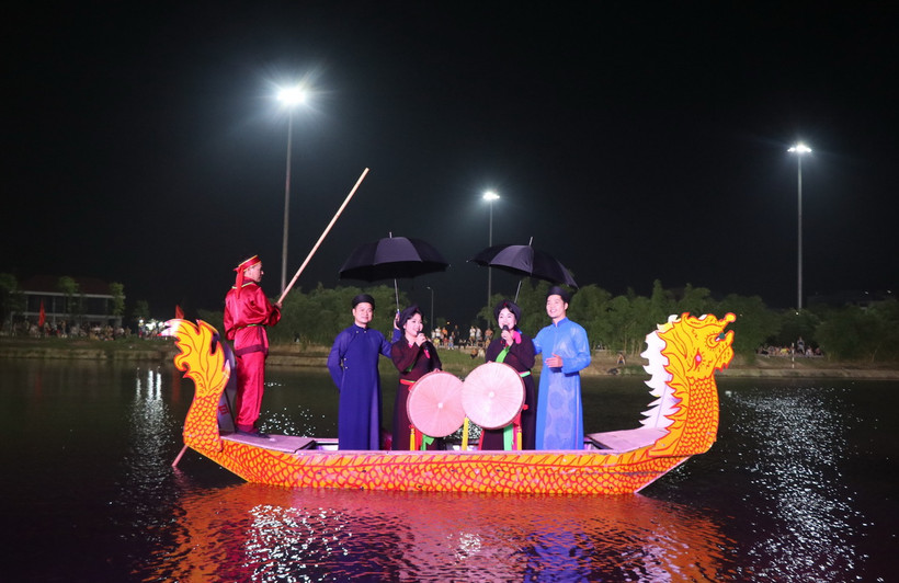 Hát Quan họ trên thuyền rồng. (Ảnh: Thanh Thương/TTXVN)