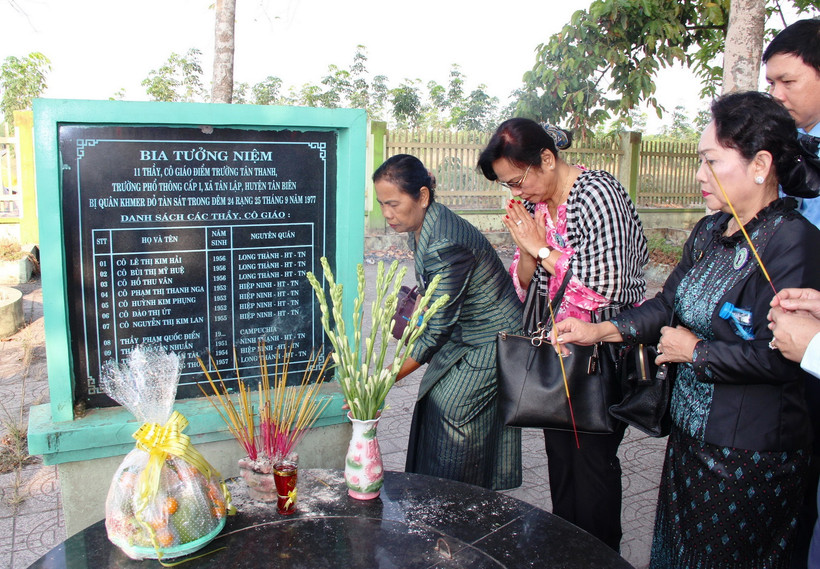 Các đại biểu viếng thăm Khu chứng tích tội ác quân Khmer đỏ Pol Pot-Ieng Sary tại xã Tân Lập. (Ảnh: Thanh Tân/TTXVN)