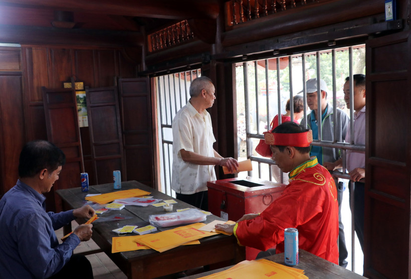 Các cụ cao niên phường Lộc Vượng, thành phố Nam Định (Nam Định) chuẩn bị ấn phát cho nhân dân, du khách. (Ảnh: Văn Đạt/TTXVN)