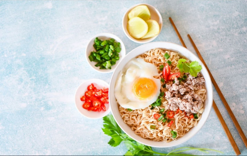 Một bát mỳ ăn liền. 